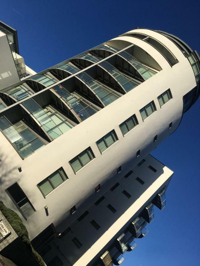 Serviced Apartment In Liverpool City Centre - Free Parking - Balcony - By Happy Days Eksteriør billede